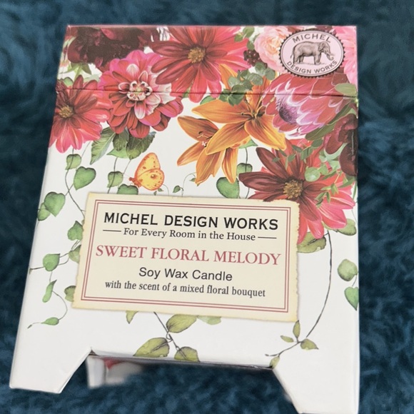 MICHEL DESIGN WORKS Soy Wax Candle - Picture 2 of 3